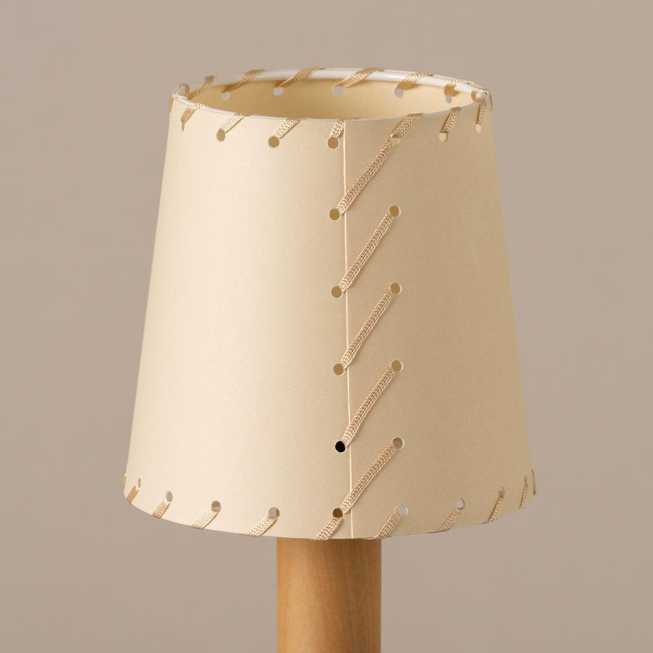 Básica Mínima Bordslampa Stitched Beige Parchment/Bronze
