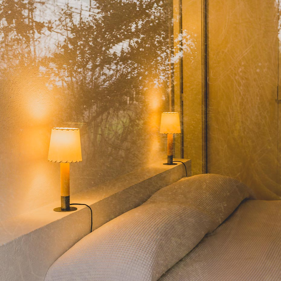 Básica Mínima Bordslampa Stitched Beige Parchment/Bronze