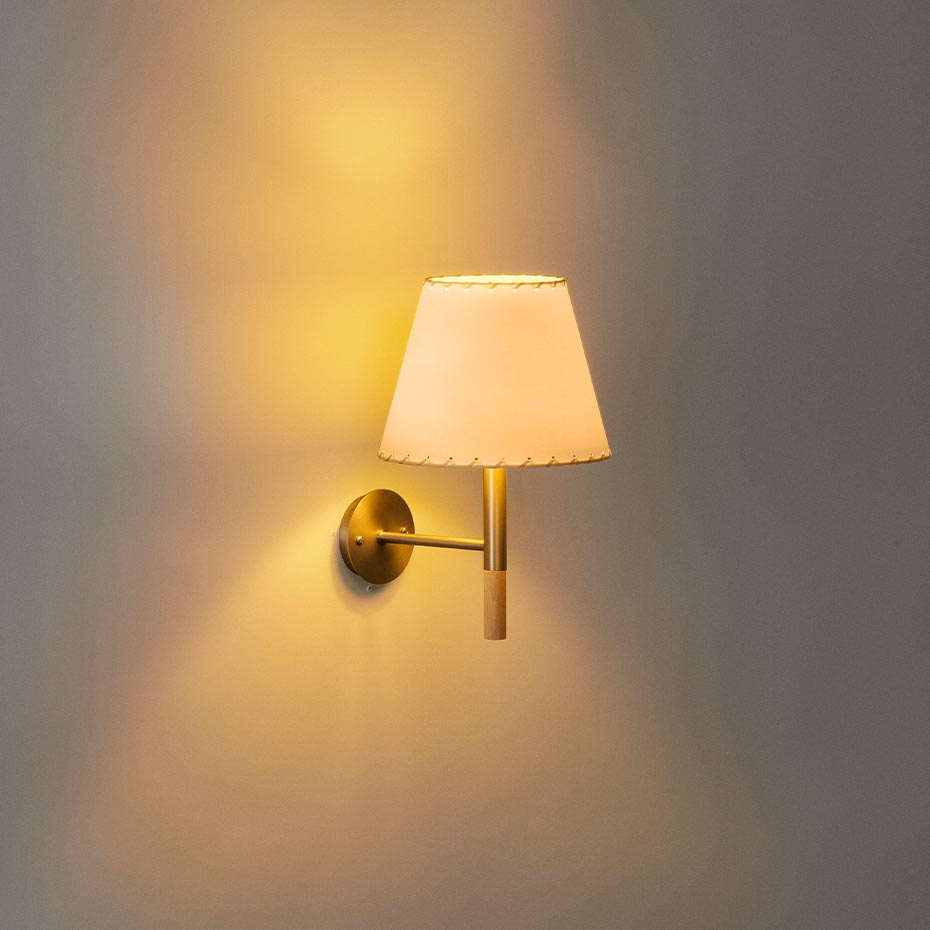 BC2 Vägglampa Stitched Beige Parchment