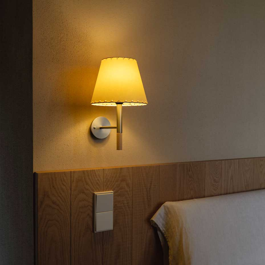 BC2 Vägglampa Stitched Beige Parchment