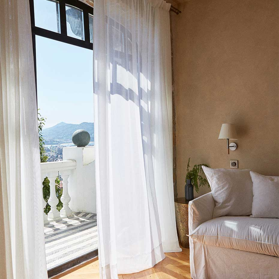 BC2 Vägglampa Black Ribbon