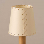 Básica Mínima Batería Bordslampa Stitched Beige Parchment Básica Mínima Batería Bordslampa Stitched Beige Parchment