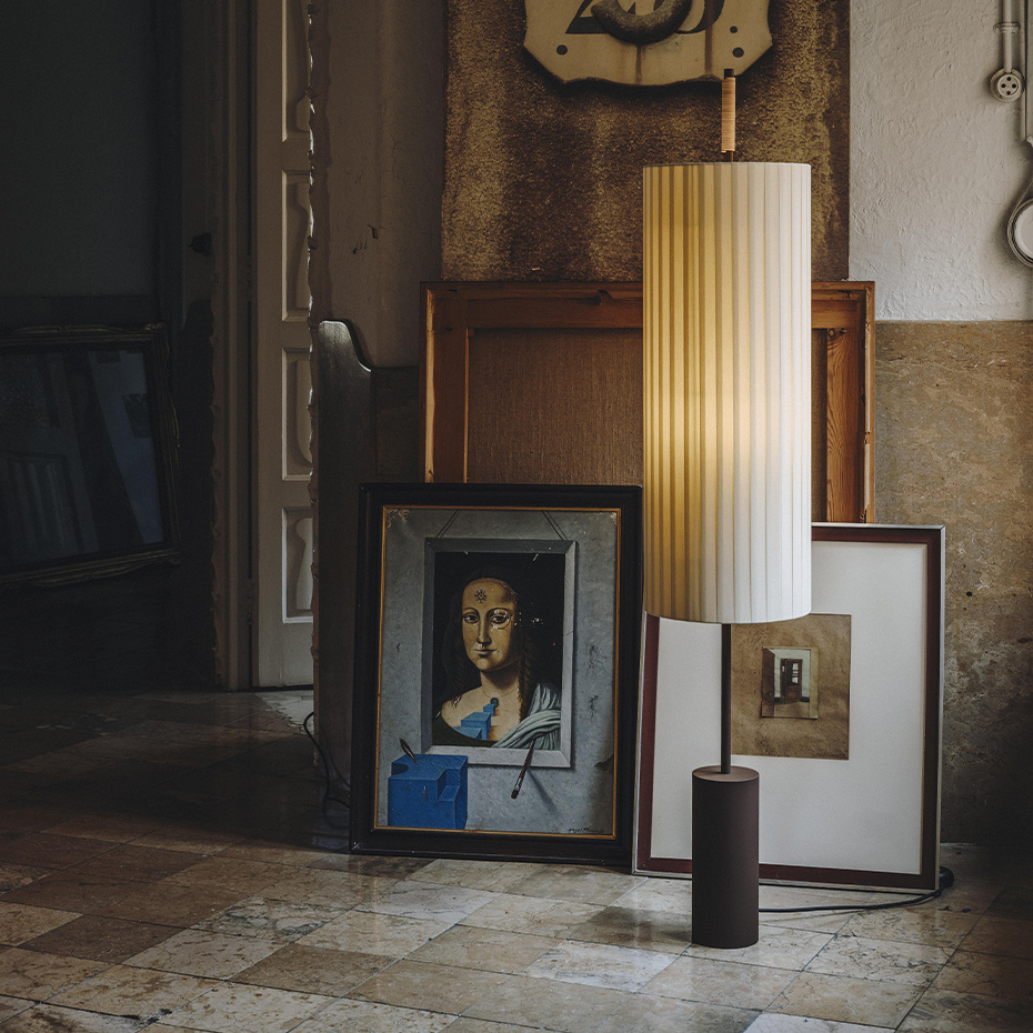 Dórica Golvlampa Dark Brown/Natural Ribbon Med Stabiliserande Fot