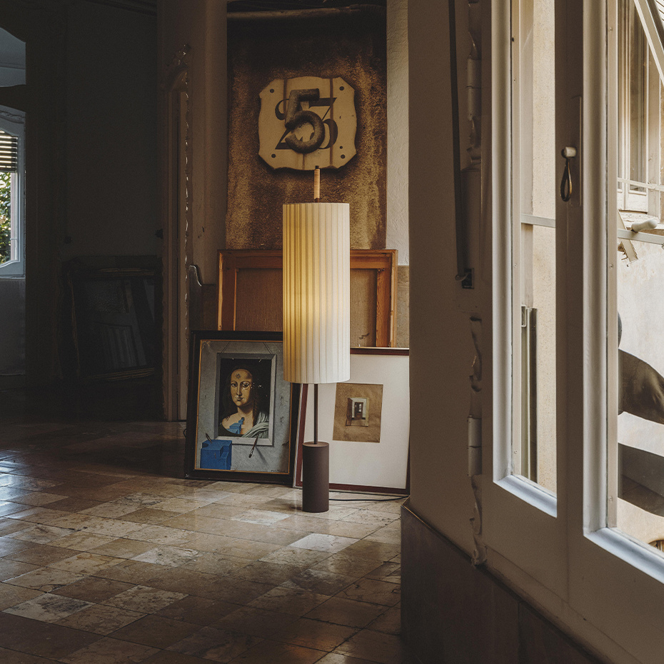 Dórica Golvlampa Dark Brown/Natural Ribbon Med Stabiliserande Fot