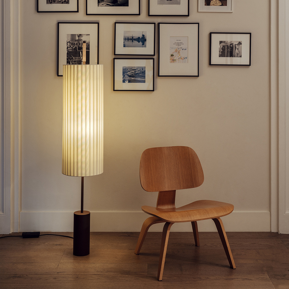 Dórica Golvlampa Dark Brown/Natural Ribbon Med Stabiliserande Fot