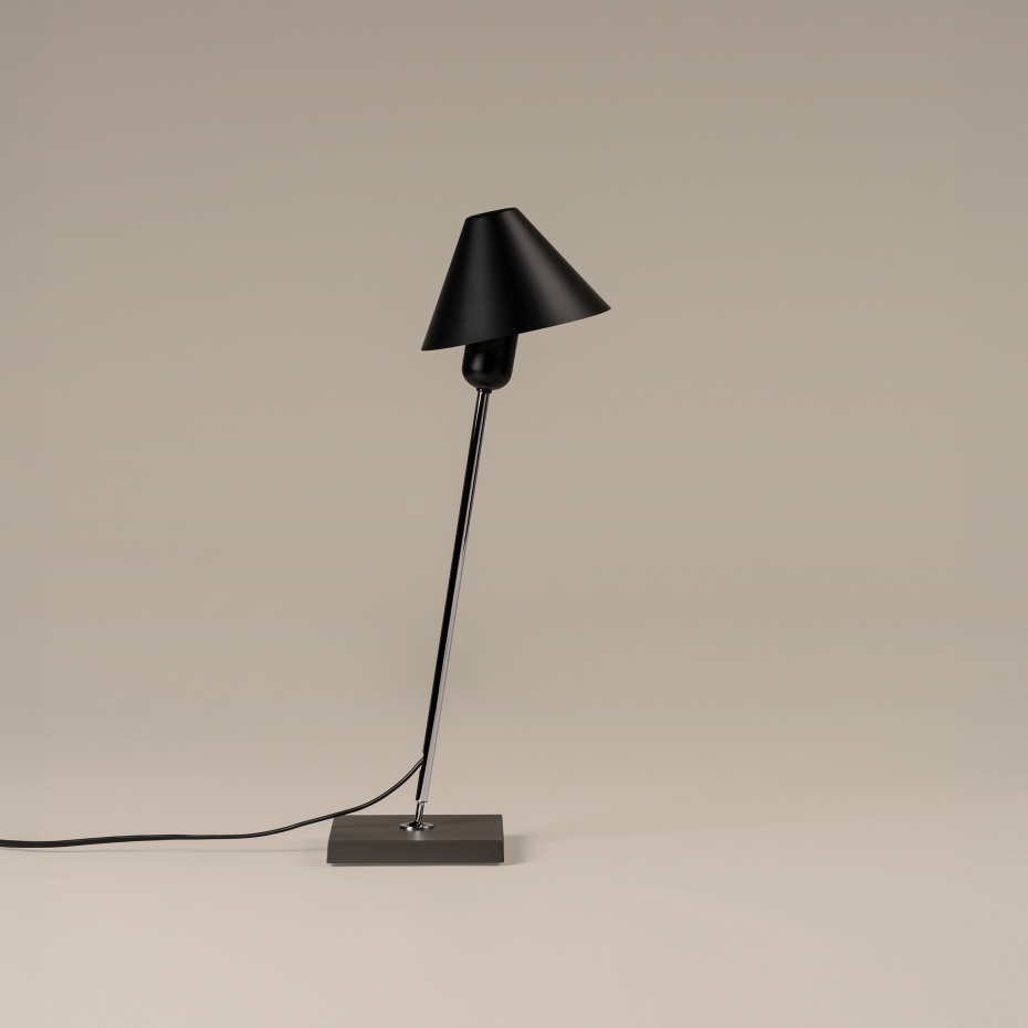 Gira Bordslampa Black Anodized Aluminum