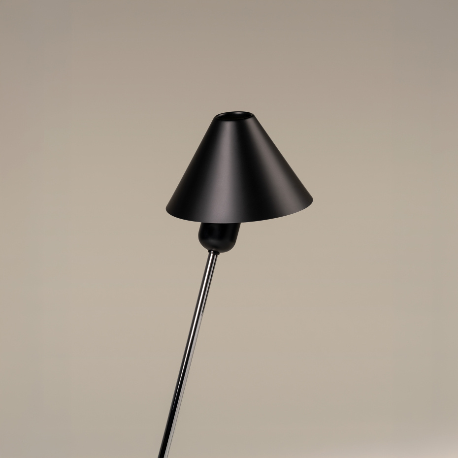 Gira Bordslampa Black Anodized Aluminum