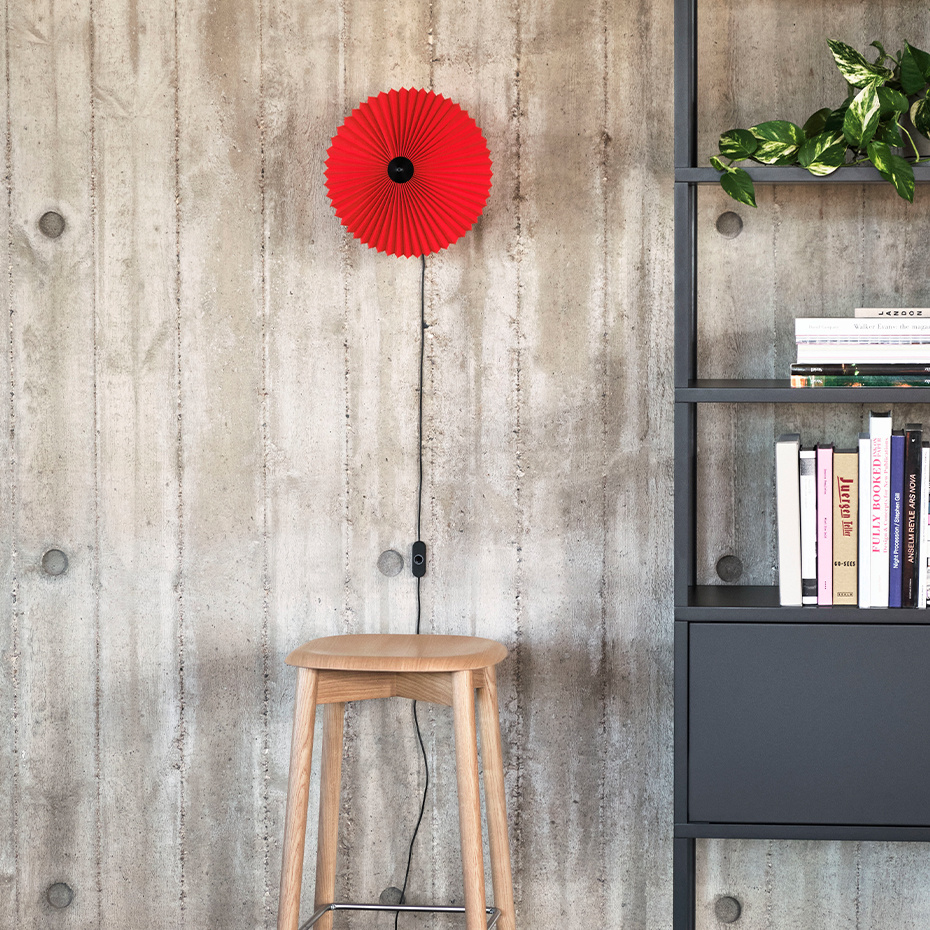 Matin Vägglampa 380 Polished Brass/Oxide Red