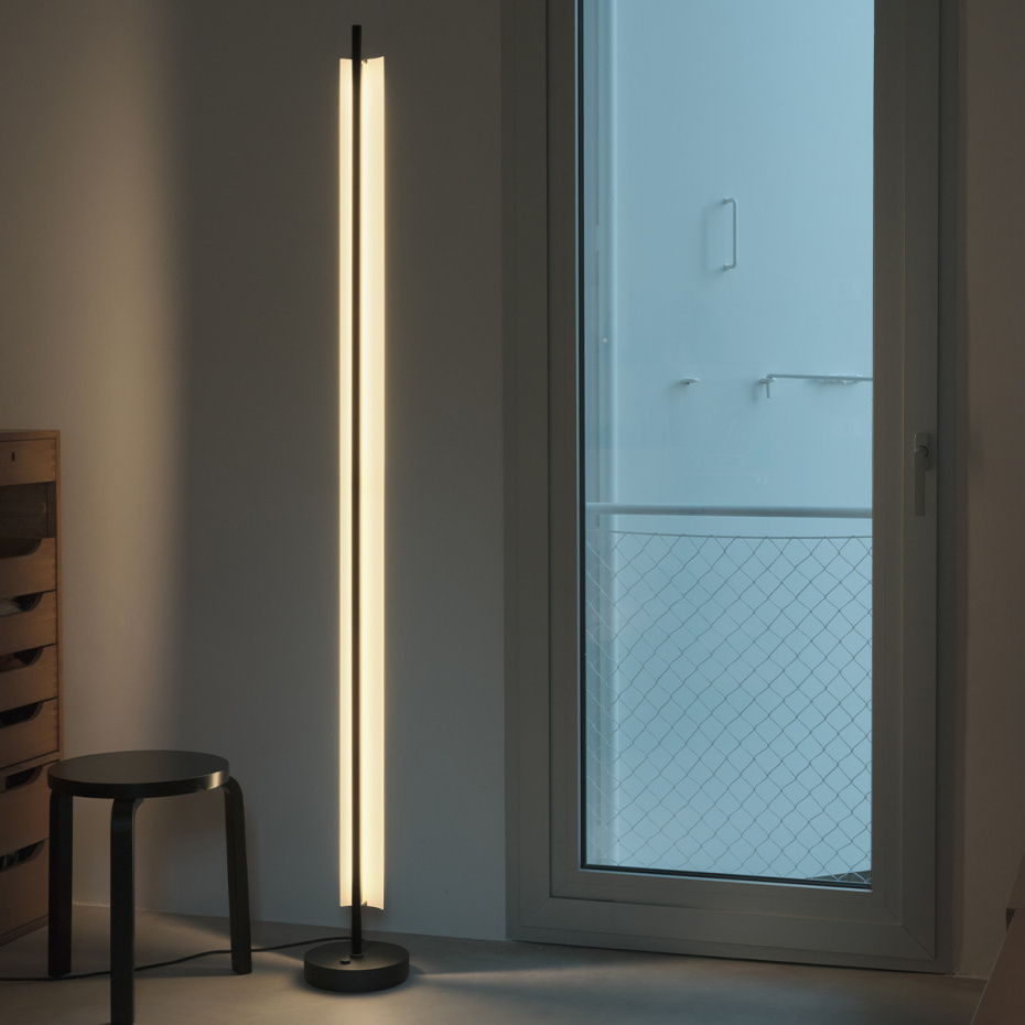Lámina 165 Golvlampa Glossy White Grey/Matt Black