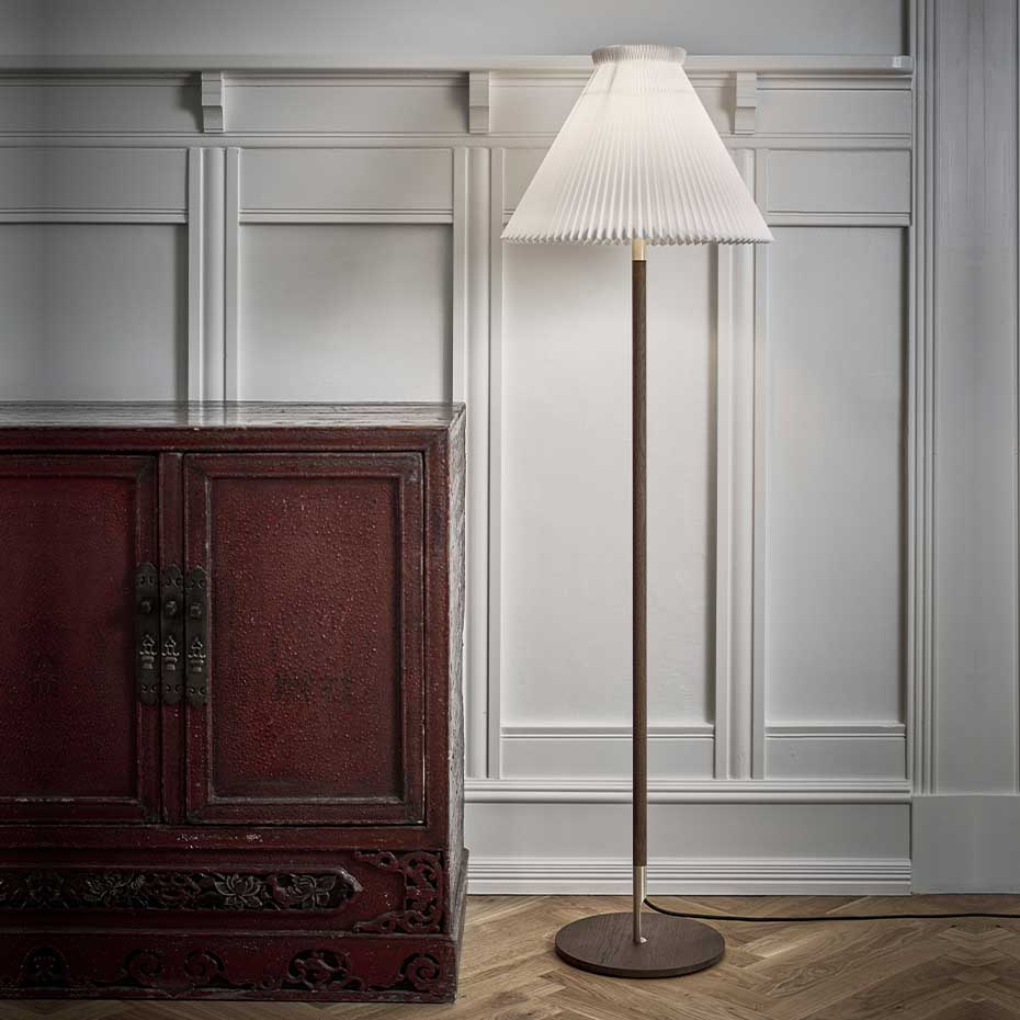 Le Klint 328 LK 80 Golvlampa Smoked Oak/Brass