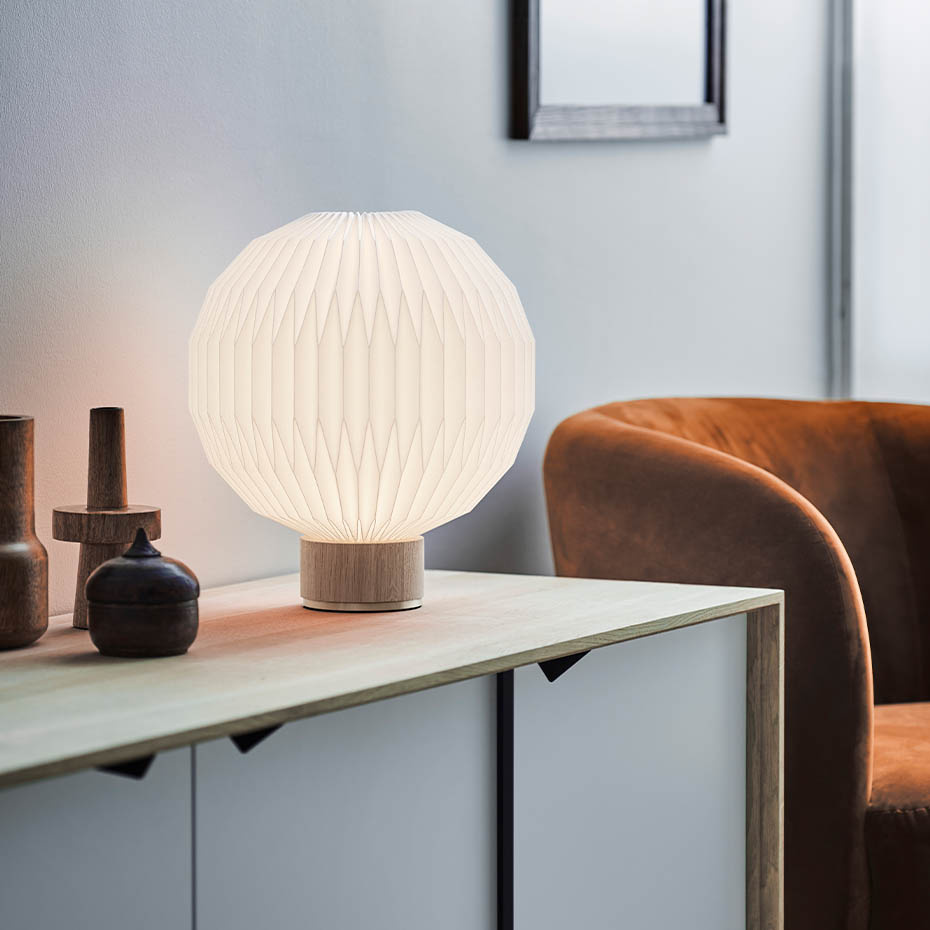 Le Klint 375 Bordslampa Medium Light Oak/Brass