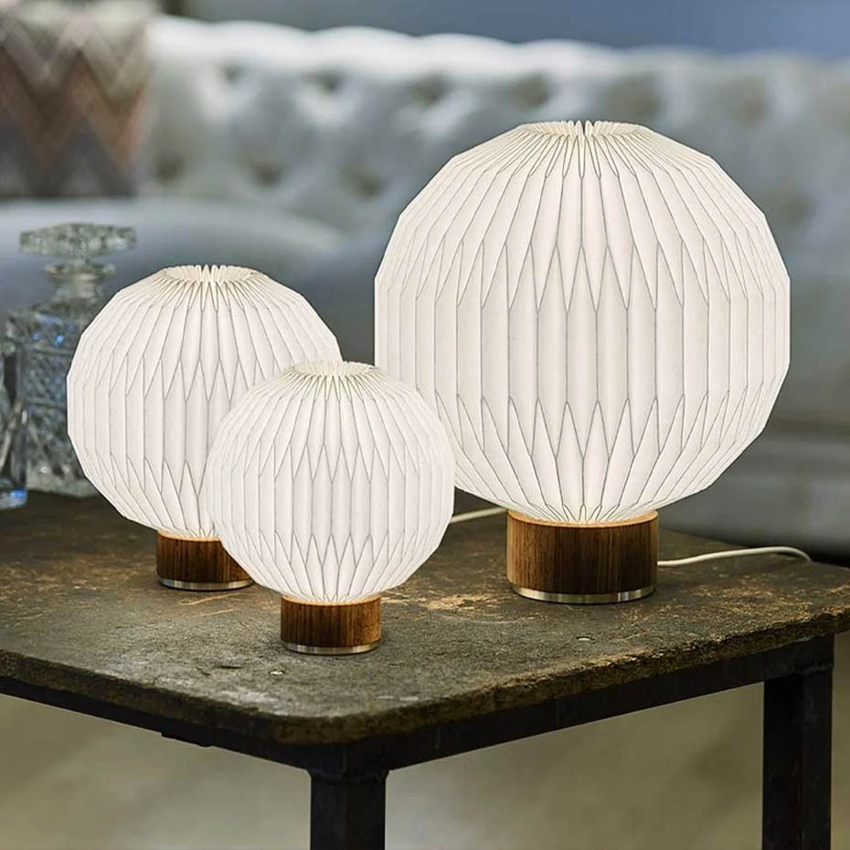 Le Klint 375 Bordslampa Medium Smoked Oak/Brass