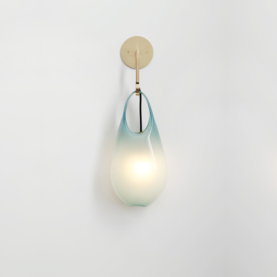 Hold 18 Vägglampa Brushed Brass/New Blue