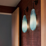 Hold 18 Vägglampa Brushed Brass/New Blue Hold 18 Vägglampa Brushed Brass/New Blue