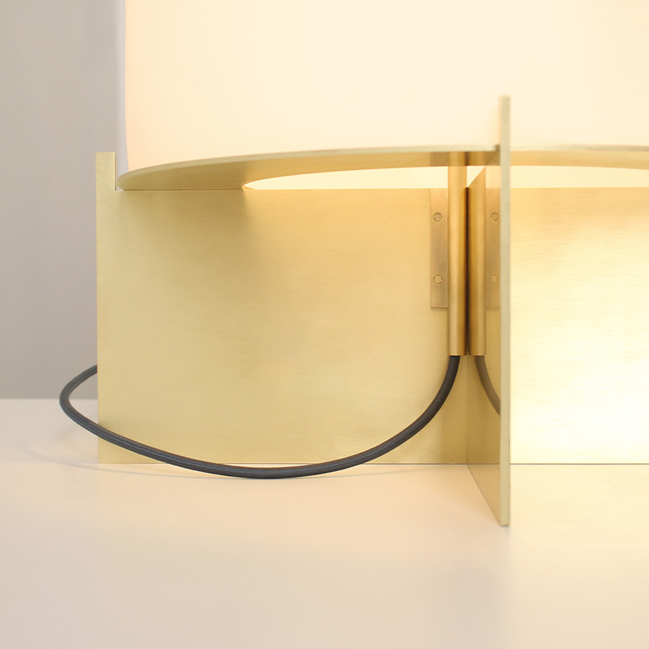 Dome Golvlampa Brushed Brass/White Frosted