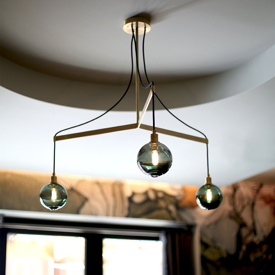 Drape Arm 3 Ljuskrona 110mm Sphere Brushed Brass/White Dipped