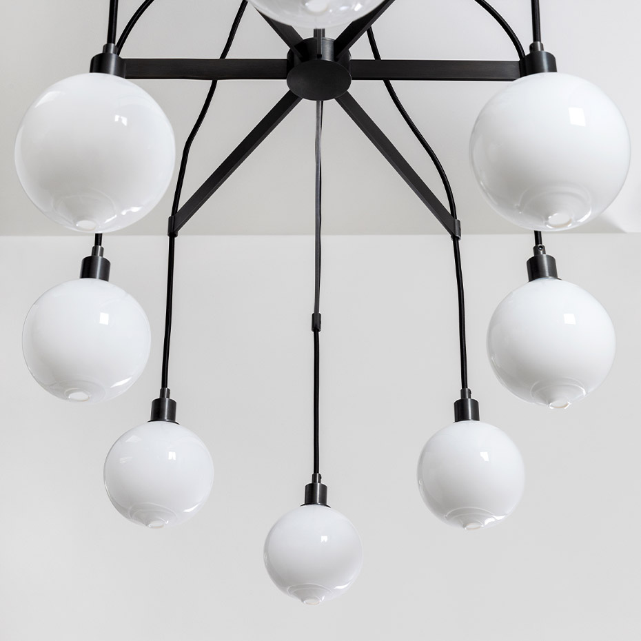 Drape Arm 8 Ljuskrona 110mm Sphere Dark Oxidized/White Dipped