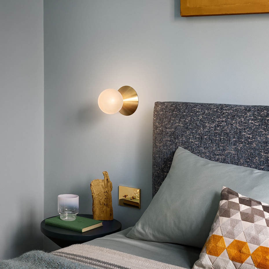 Peak Taklampa/Vägglampa 110mm Sphere Brushed Brass/Whiskey Textured