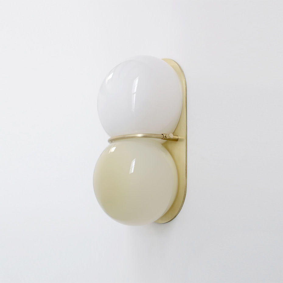 Twin 1.0 Vägglampa Brushed Brass/Light Beige/White