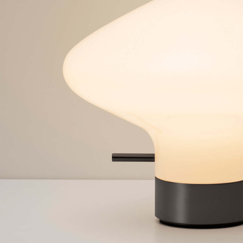 Repose 175 Bordslampa Black/Opal Glass