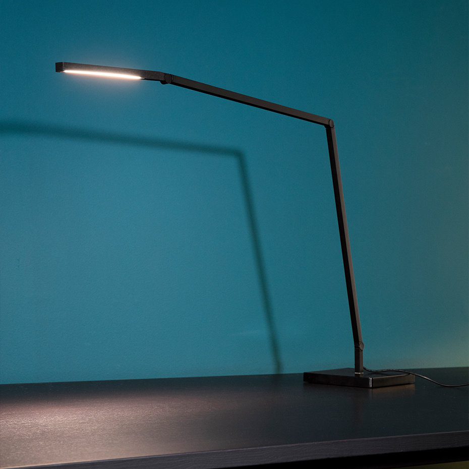 Untitled Linear Bordslampa Black Med Bordsfot