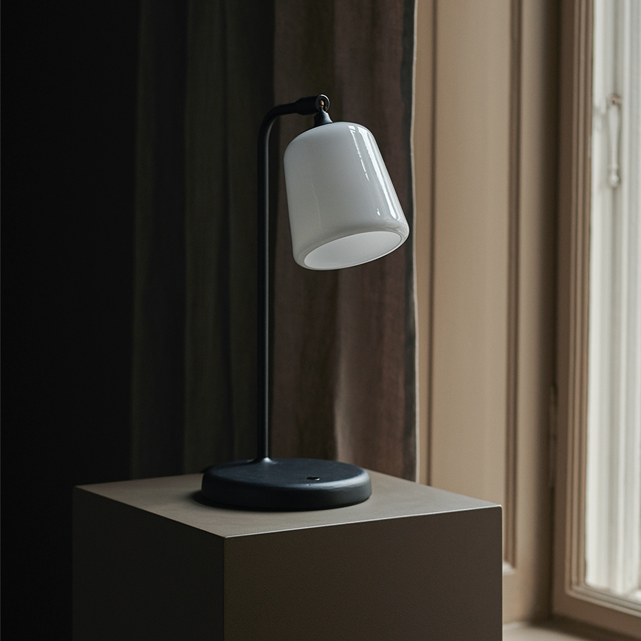 Material Bordslampa White Opal Glass