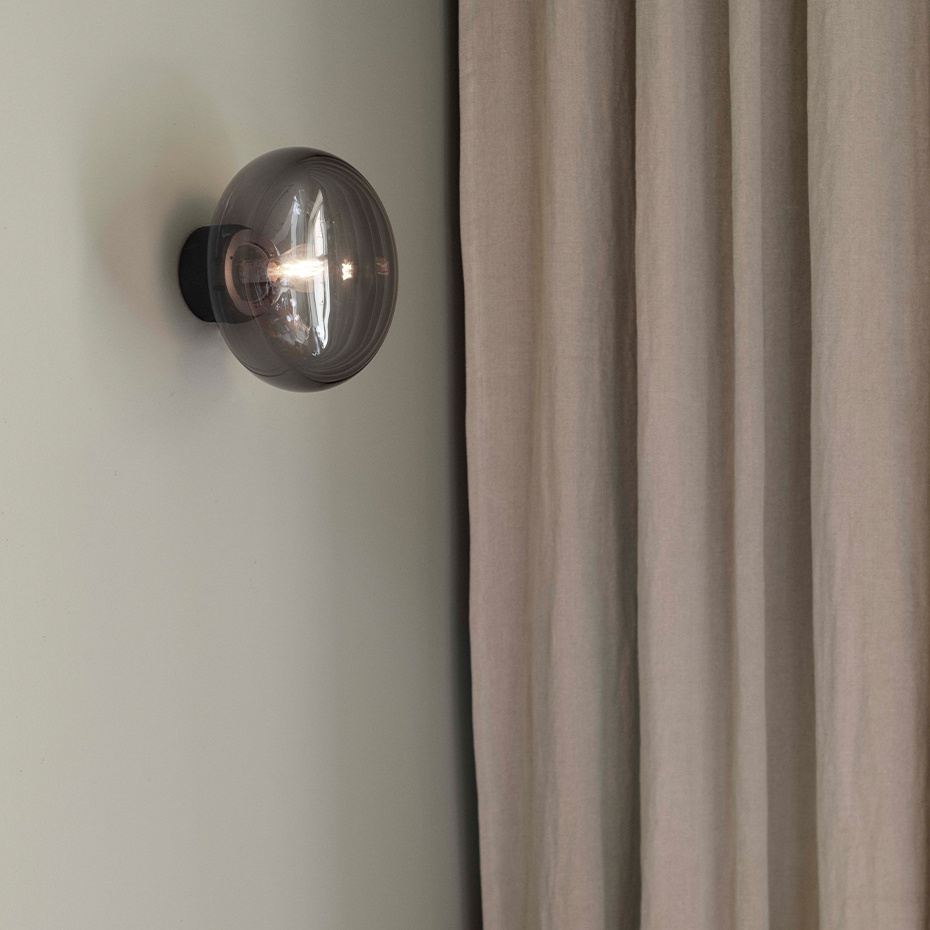 Karl-Johan Vägglampa Black Stained Oak/Smoked Glass