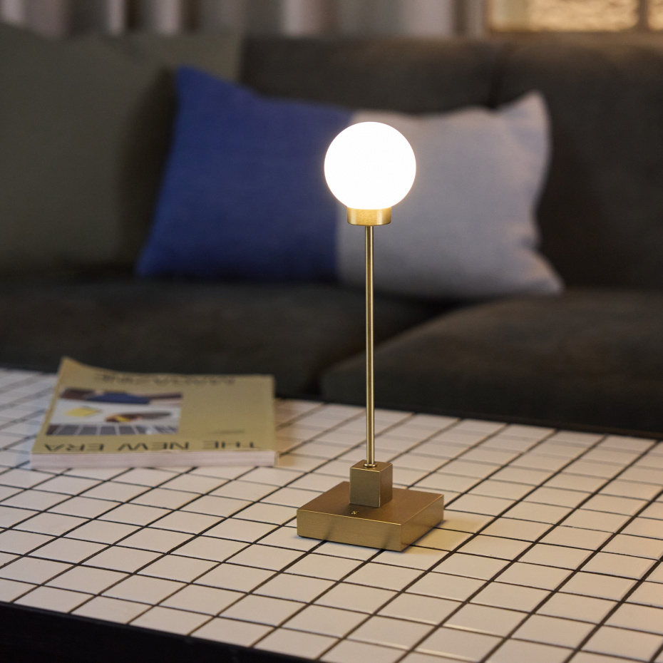 Snowball Portable Bordslampa Brushed Brass