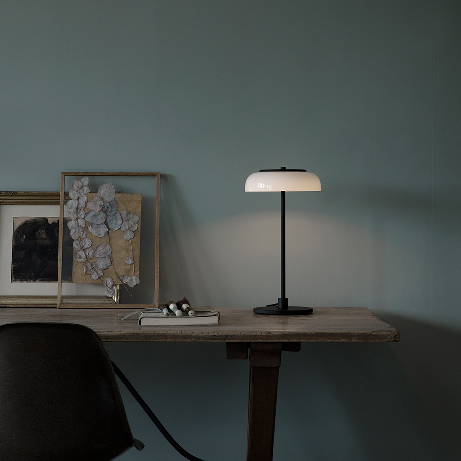 Blossi Bordslampa Black/Opal White V2