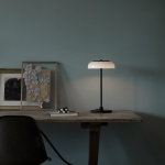 Blossi Bordslampa Black/Opal White V2 Blossi Bordslampa Black/Opal White V2