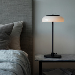 Blossi Bordslampa Black/Opal White V2 Blossi Bordslampa Black/Opal White V2