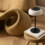 Blossi Bordslampa Small Black/Opal White V2 Blossi Bordslampa Small Black/Opal White V2