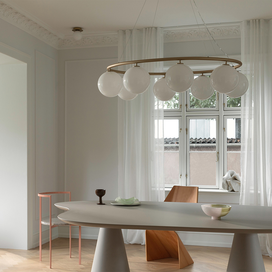 Miira 8 Oval Ljuskrona Brass/Opal White