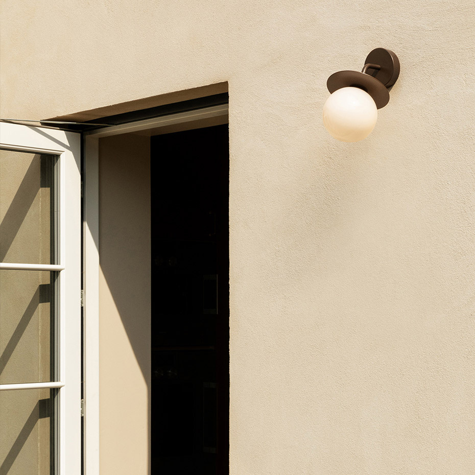 Liila Vägglampa Outdoor Dark Bronze/Opal White IP54