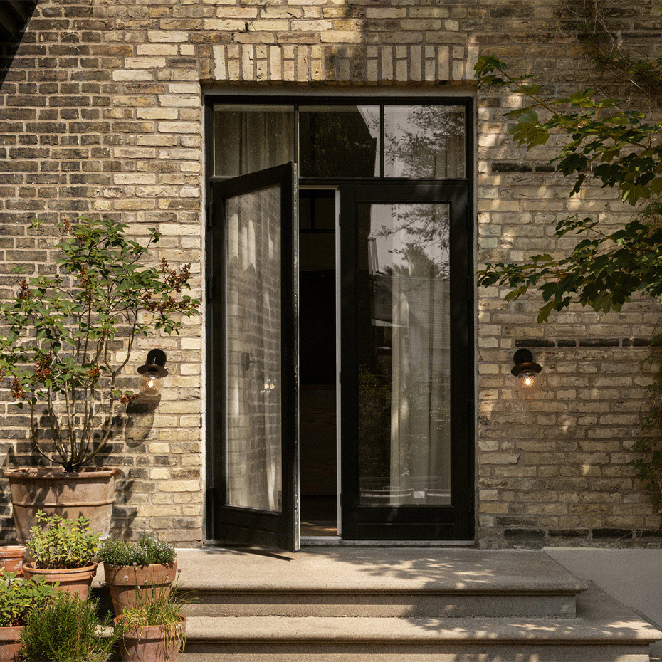 Liila Vägglampa Outdoor Black/Optic Clear IP54