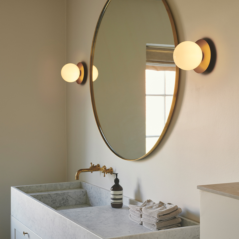 Liila 1 Tak/Vägg Medium Nordic Gold/Opal White IP44