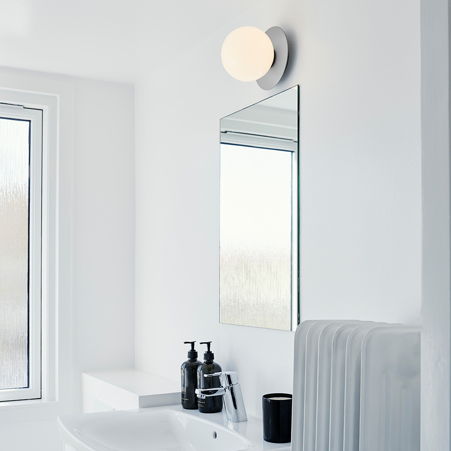 Liila 1 Tak/Vägg Medium Light Silver/Opal White IP44