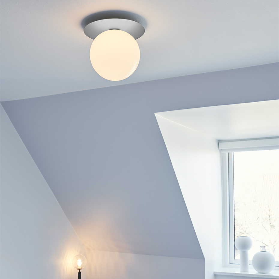 Liila 1 Tak/Vägg Large Light Silver/Opal White IP44