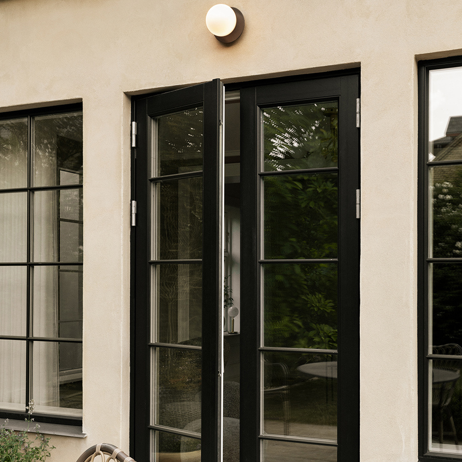 Liila 1 Tak/Vägg Outdoor Dark Bronze/Opal White IP54