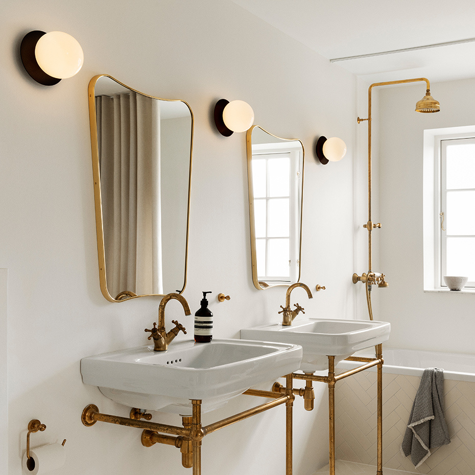 Liila 1 Tak/Vägg Medium Black/Opal White IP44