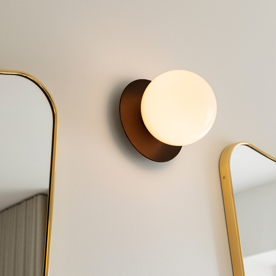 Liila 1 Tak/Vägg Medium Dark Bronze/Opal White IP44