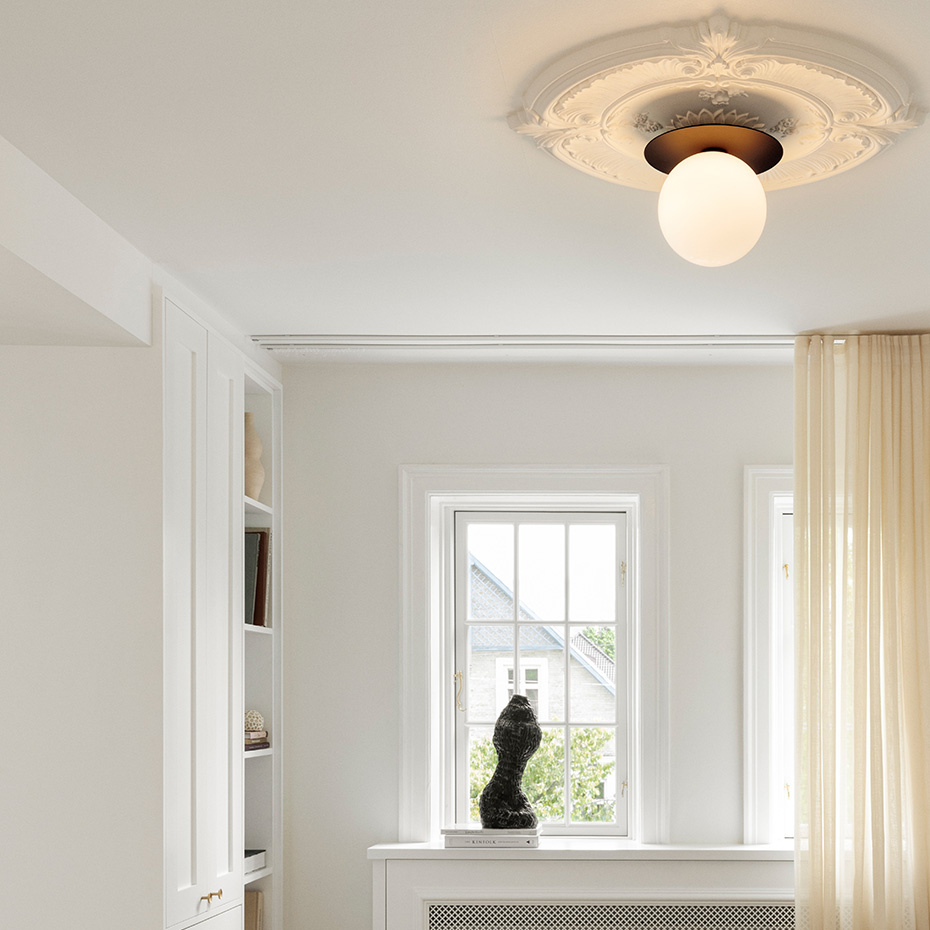 Liila 1 Tak/Vägg Large Dark Bronze/Opal White IP44