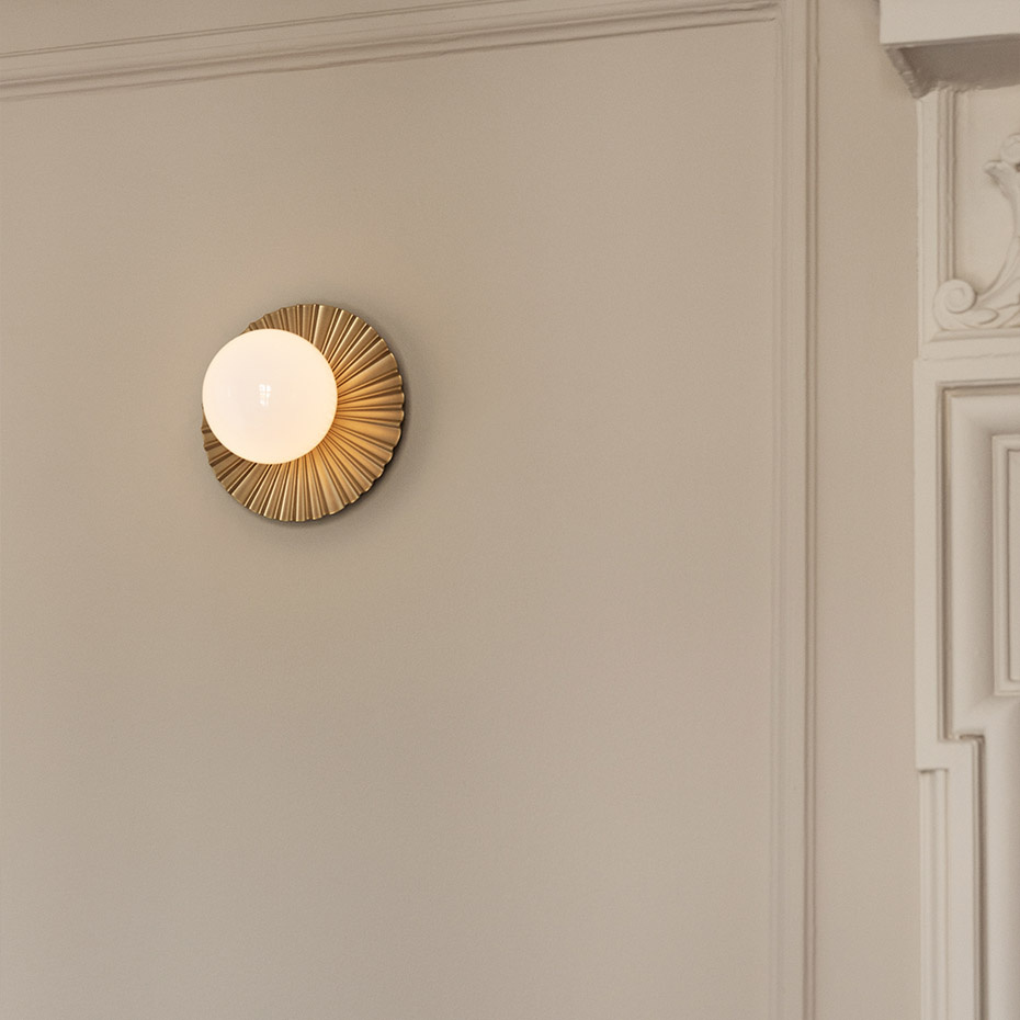 Liila Muuse Tak/Vägg Small Nordic Gold/Opal White IP44