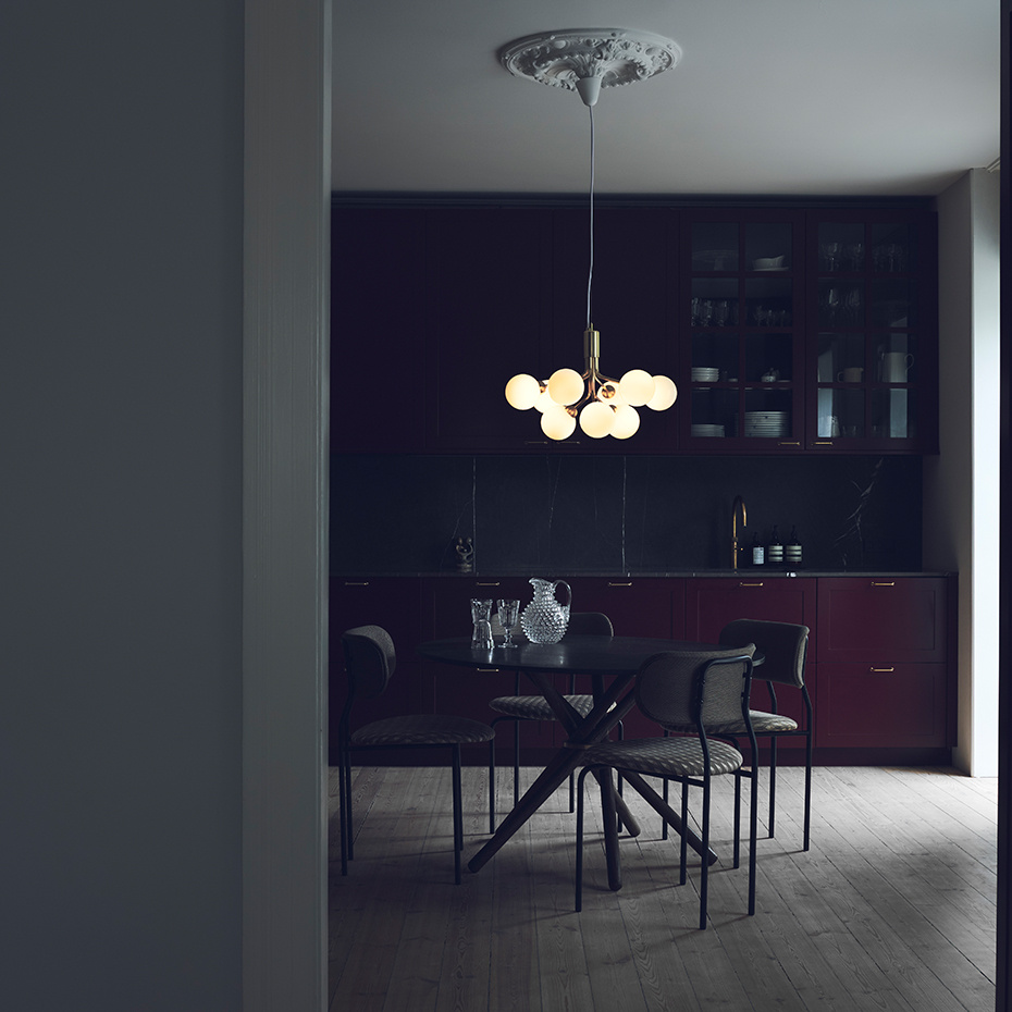 Apiales 9 Ljuskrona Brushed Brass/Opal White