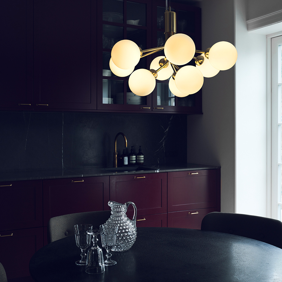 Apiales 9 Ljuskrona Brushed Brass/Opal White