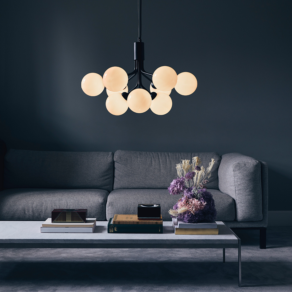 Apiales 9 Ljuskrona Satin Black/Opal White