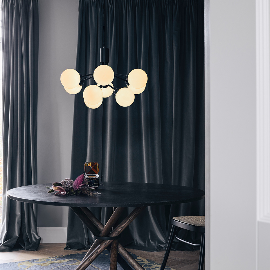 Apiales 9 Ljuskrona Satin Black/Opal White