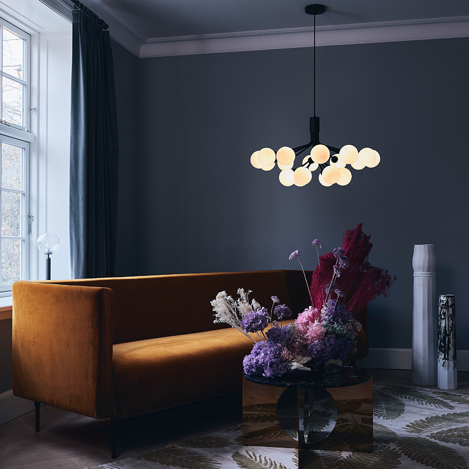 Apiales 18 Ljuskrona Satin Black/Opal White