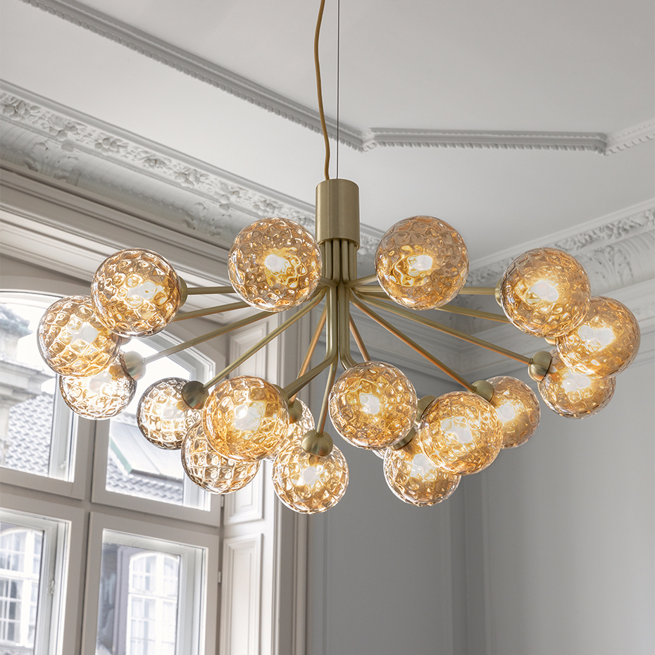 Apiales 18 Ljuskrona Brushed Brass/Optic Gold