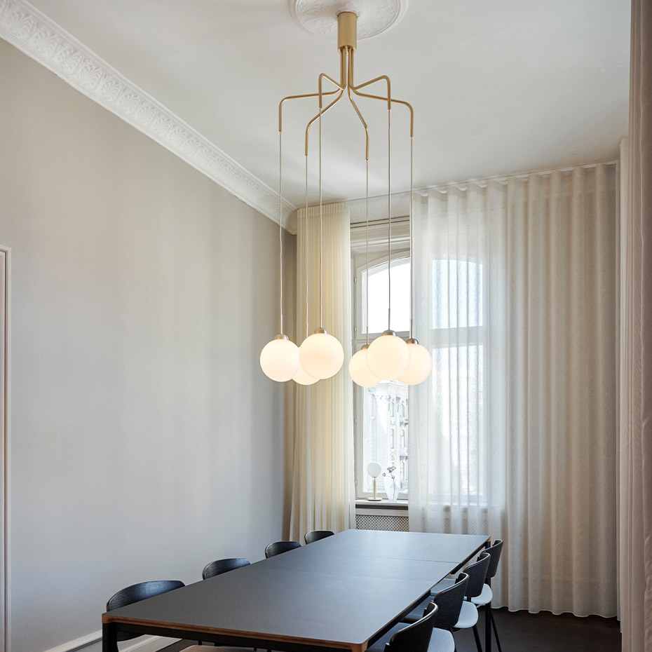 Apiales Cluster 6 Ljuskrona Brushed Brass/Opal White